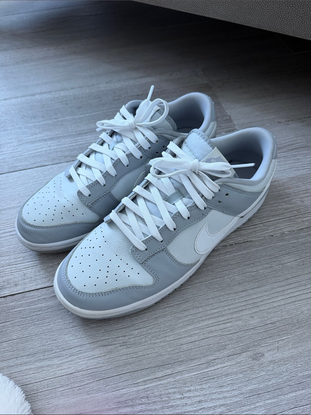 Nike Men’s Low-Top Sneakers in White and Light Gray